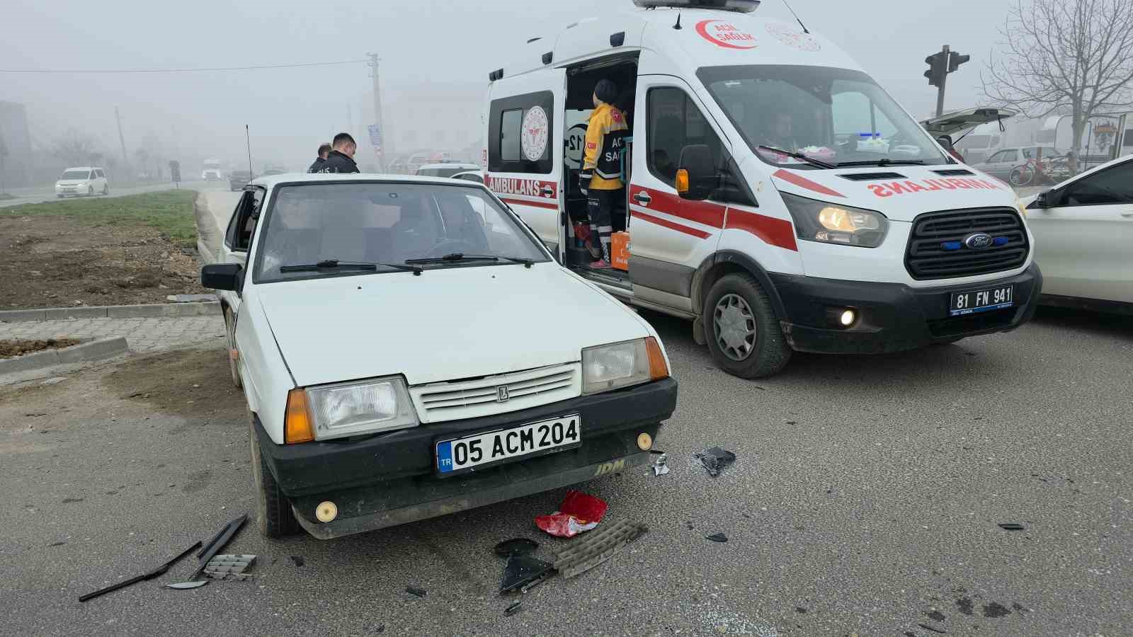 kavsakta-meydana-gelen-kazada-4-kisi-yaralandi