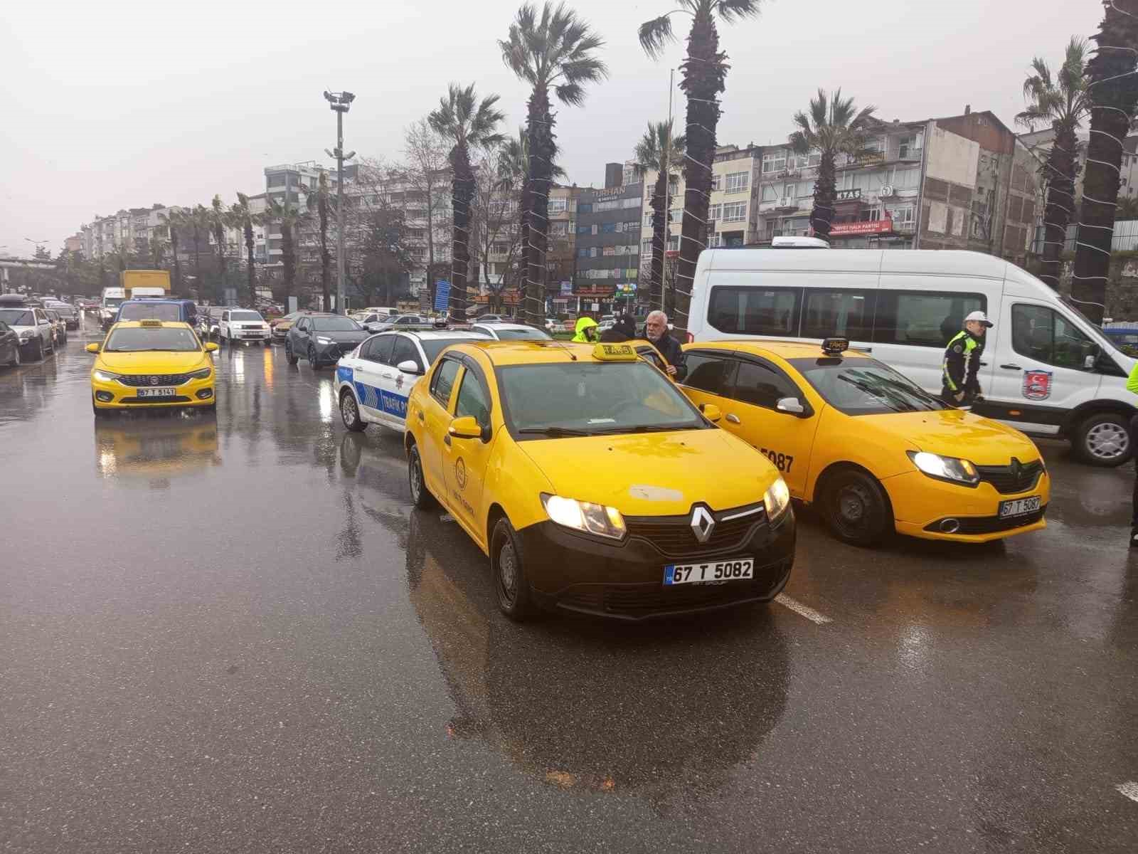 komiserden-ornek-davranis-yarali-kuryenin-basindan-ayrilmadi