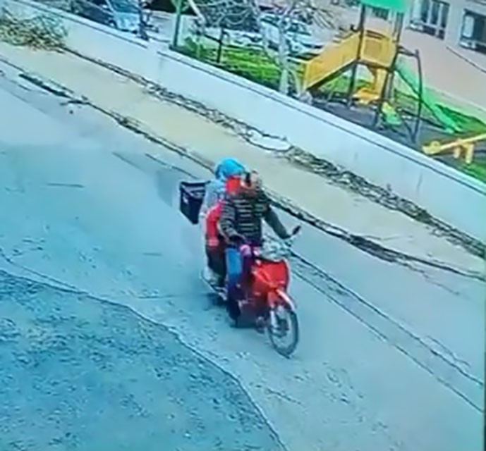 kornaya-basti-ama-otomobile-carpmaktan-kurtulamadi