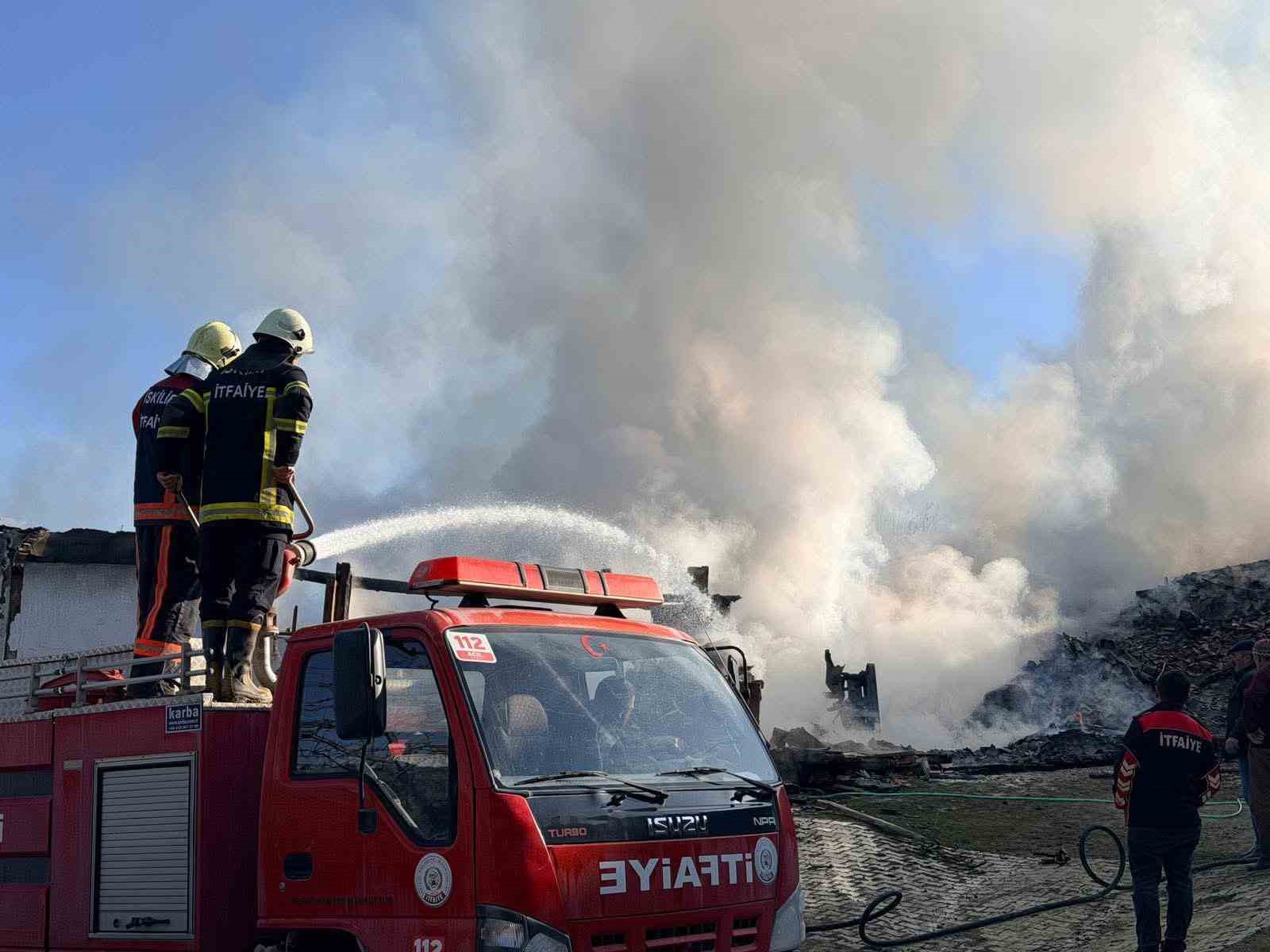 koyde-korkutan-yangin-evler-ve-ahirlar-kule-dondu