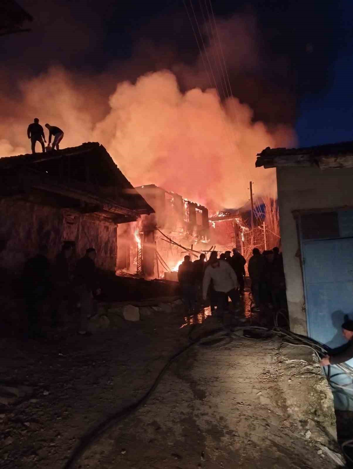 koyde-korkutan-yangin-evler-ve-ahirlar-kule-dondu