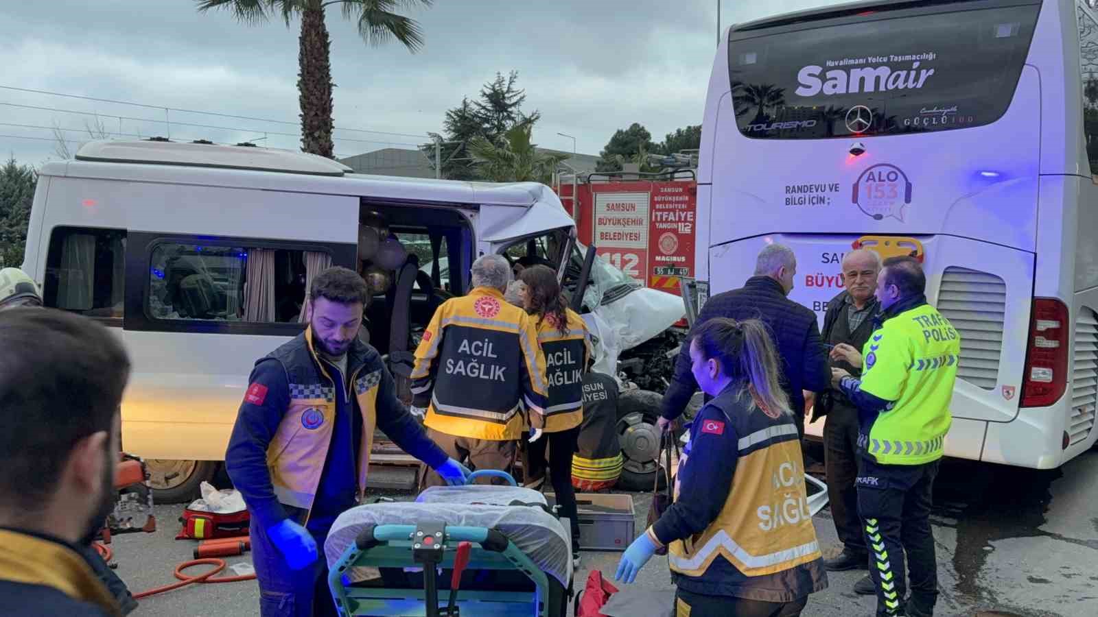 minibus-hafif-ticari-arac-ve-otobuse-carpti-7-yarali