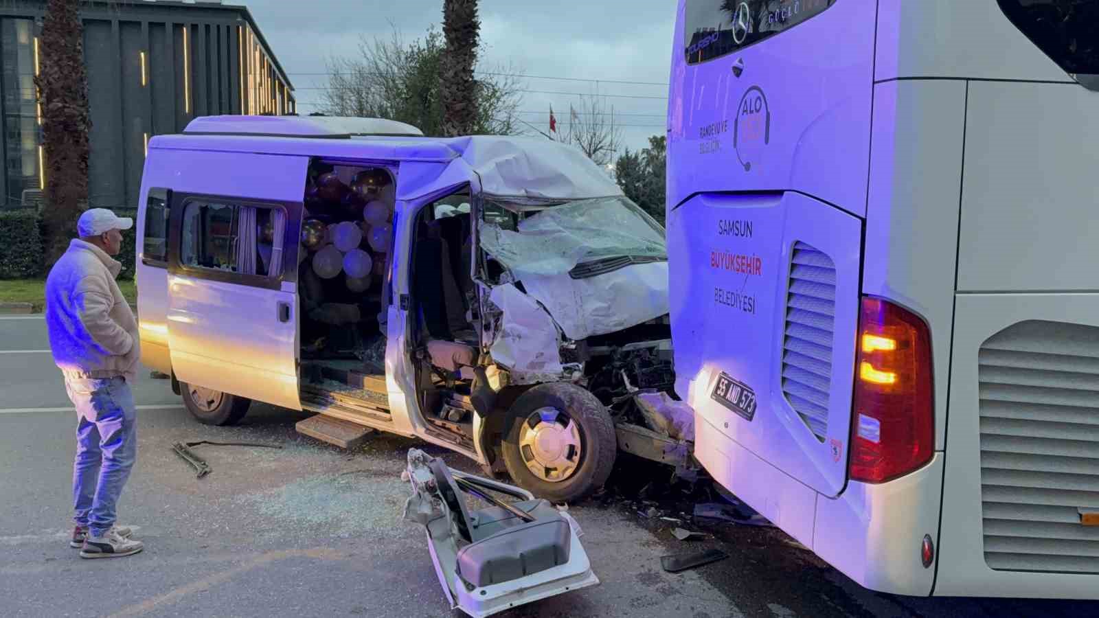 minibus-hafif-ticari-arac-ve-otobuse-carpti-7-yarali