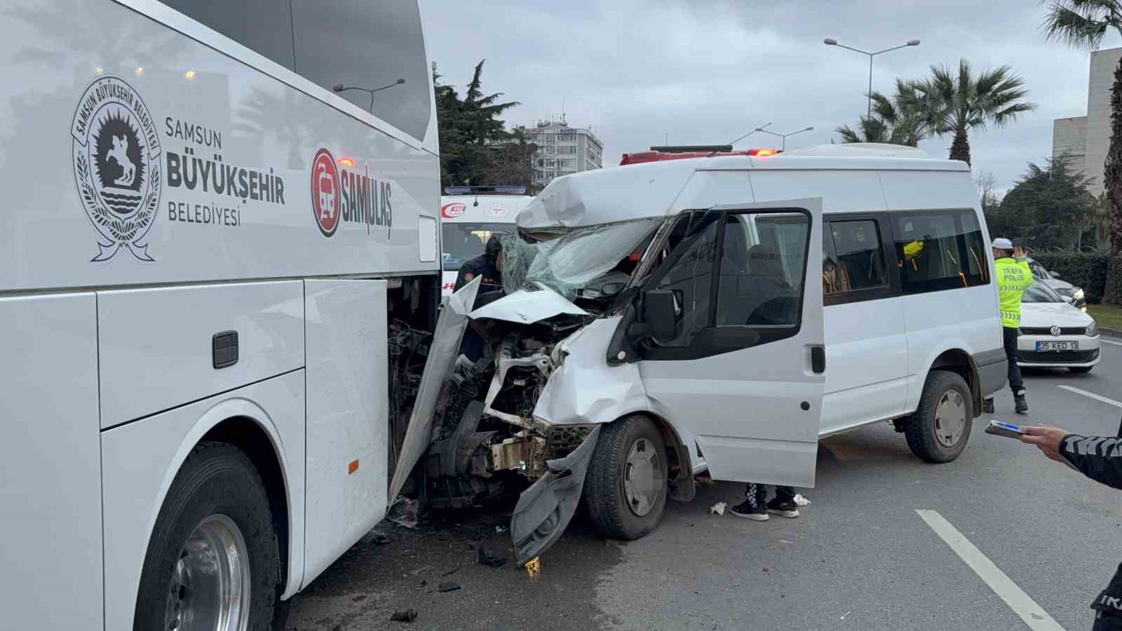 minibus-hafif-ticari-arac-ve-otobuse-carpti-7-yarali