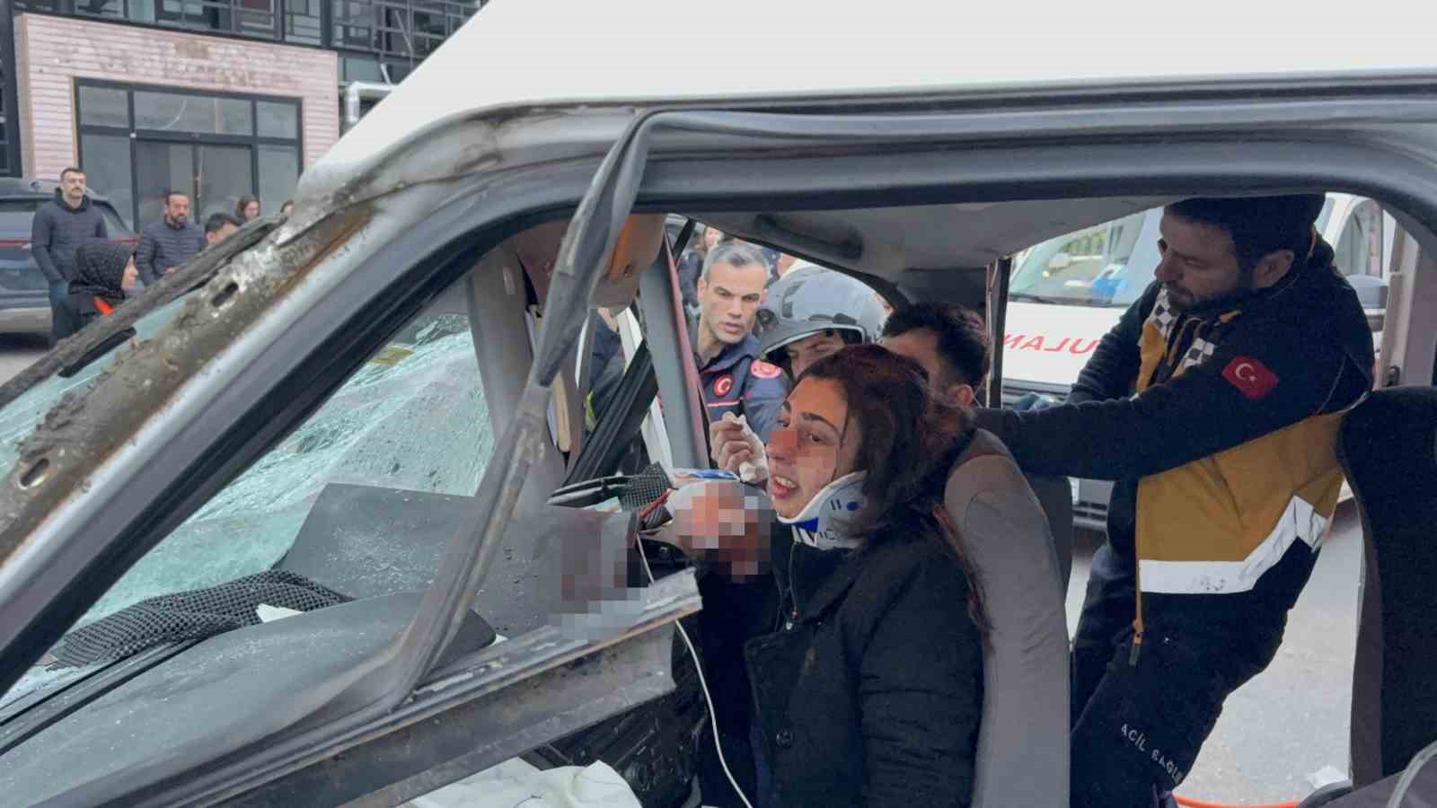 minibus-hafif-ticari-arac-ve-otobuse-carpti-7-yarali