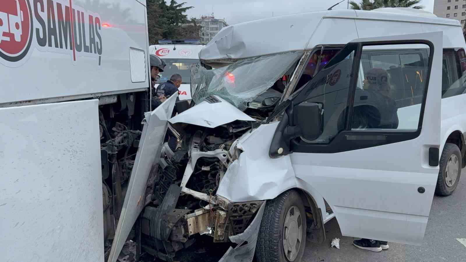 minibus-hafif-ticari-arac-ve-otobuse-carpti-7-yarali