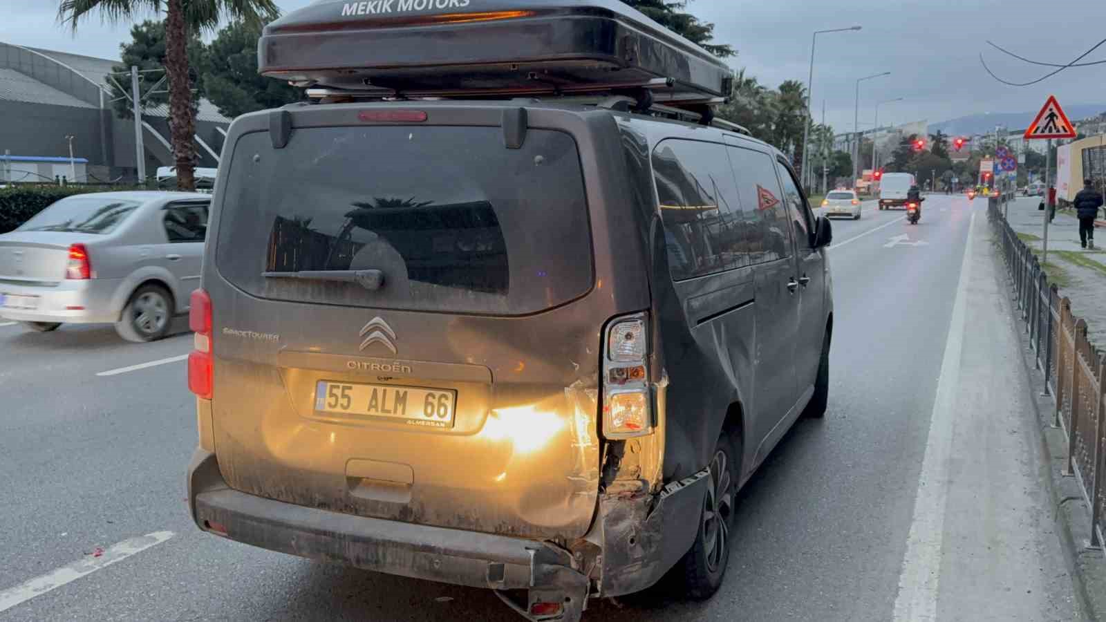 minibus-hafif-ticari-arac-ve-otobuse-carpti-7-yarali