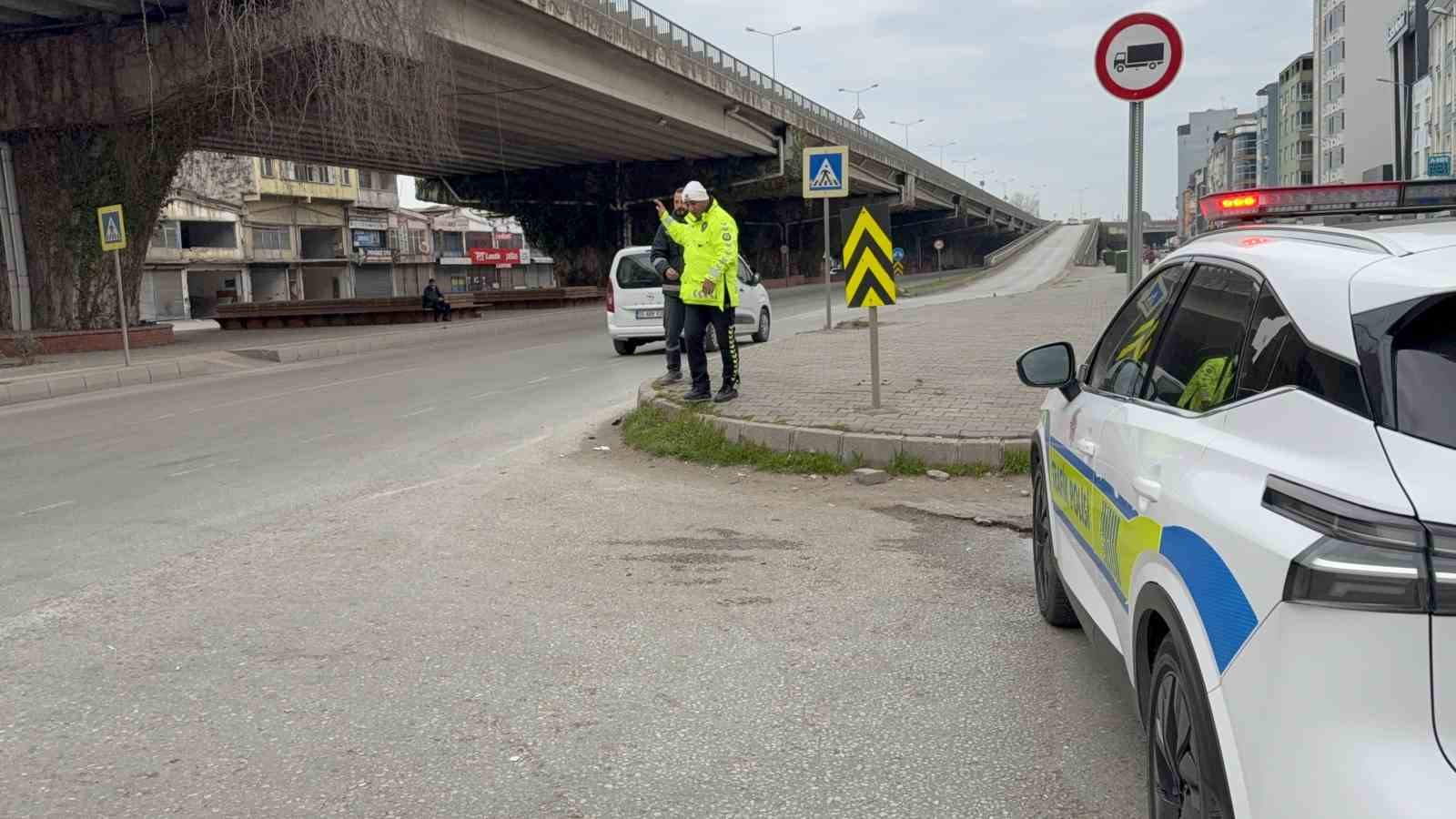 motosikletli-genc-tirin-altina-girmekten-son-anda-kurtuldu