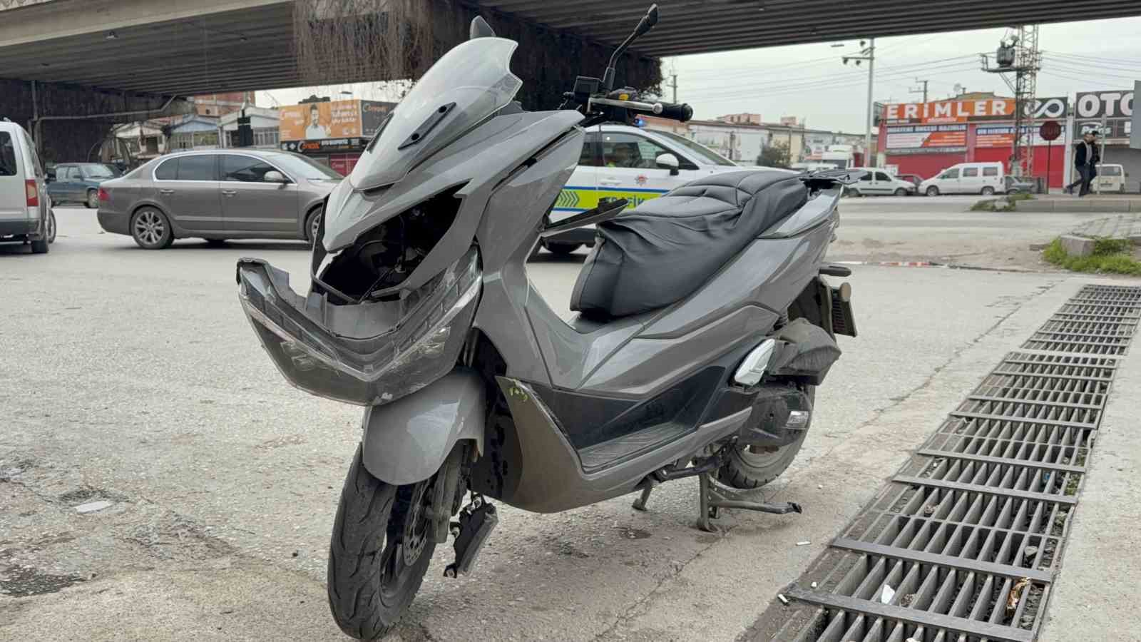 motosikletli-genc-tirin-altina-girmekten-son-anda-kurtuldu