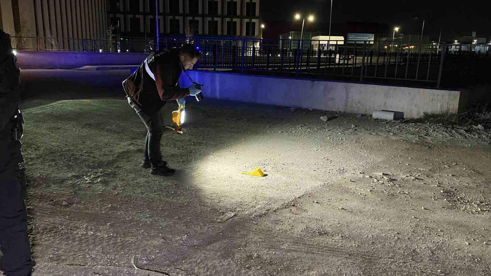 once-darbettiler-ardindan-tabancayla-vurup-kactilar-1-agir-yarali