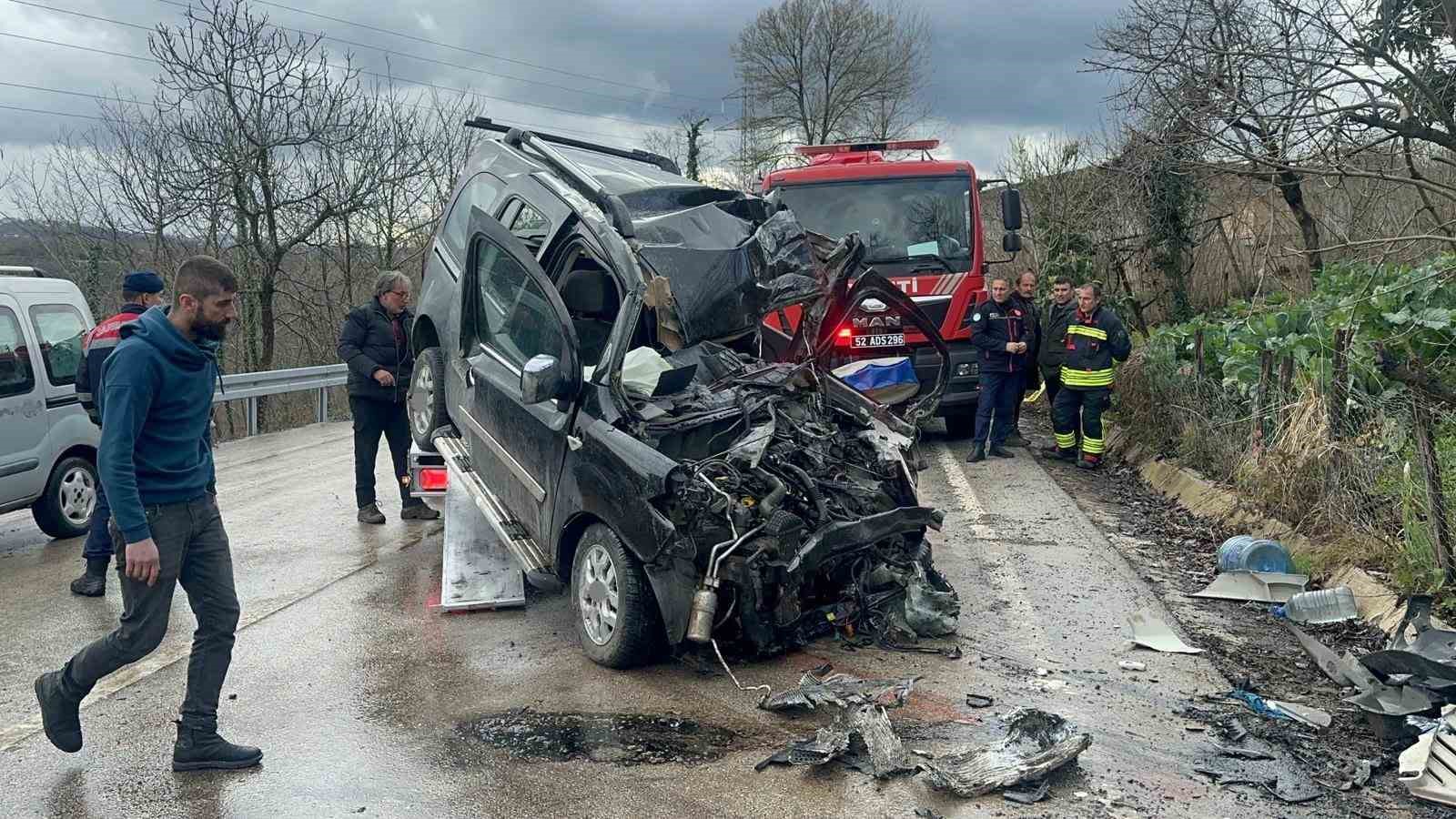 orduda-kamyon-ile-kamyonet-kafa-kafaya-carpisti-2-olu-2-agir-yarali