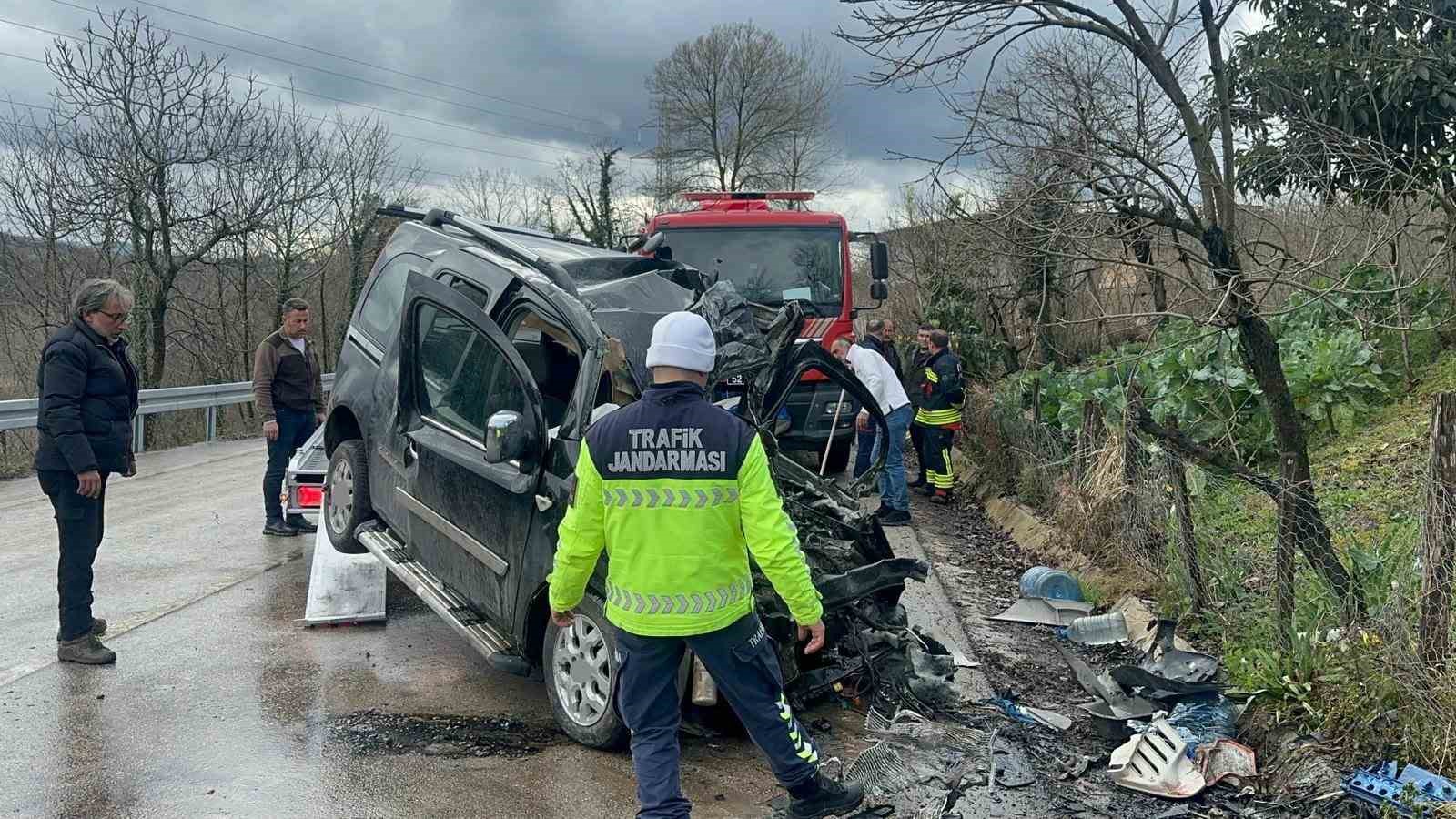 orduda-kamyon-ile-kamyonet-kafa-kafaya-carpisti-2-olu-2-agir-yarali