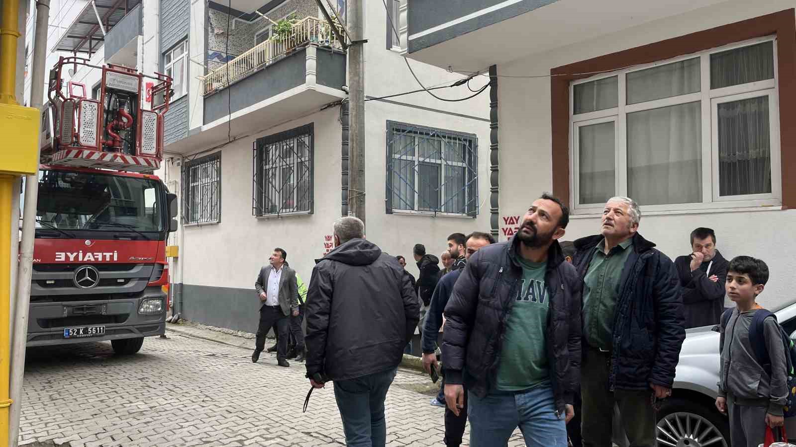orduda-yangin-kedilerini-kurtarmak-isteyen-kari-koca-dumandan-etkilendi
