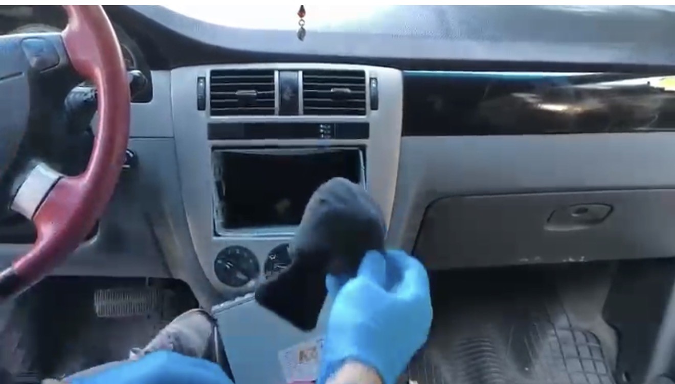 oto-teybinin-arkasina-gizlenen-uyusturucu-ortaya-cikarildi