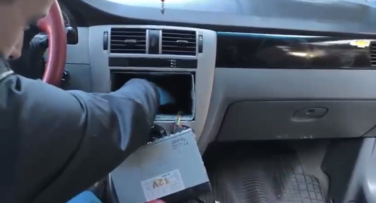 oto-teybinin-arkasina-gizlenen-uyusturucu-ortaya-cikarildi