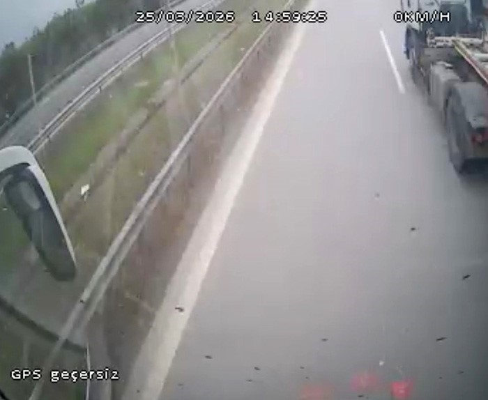 otobus-soforunun-manevrasi-faciayi-onledi-o-anlar-kamerada