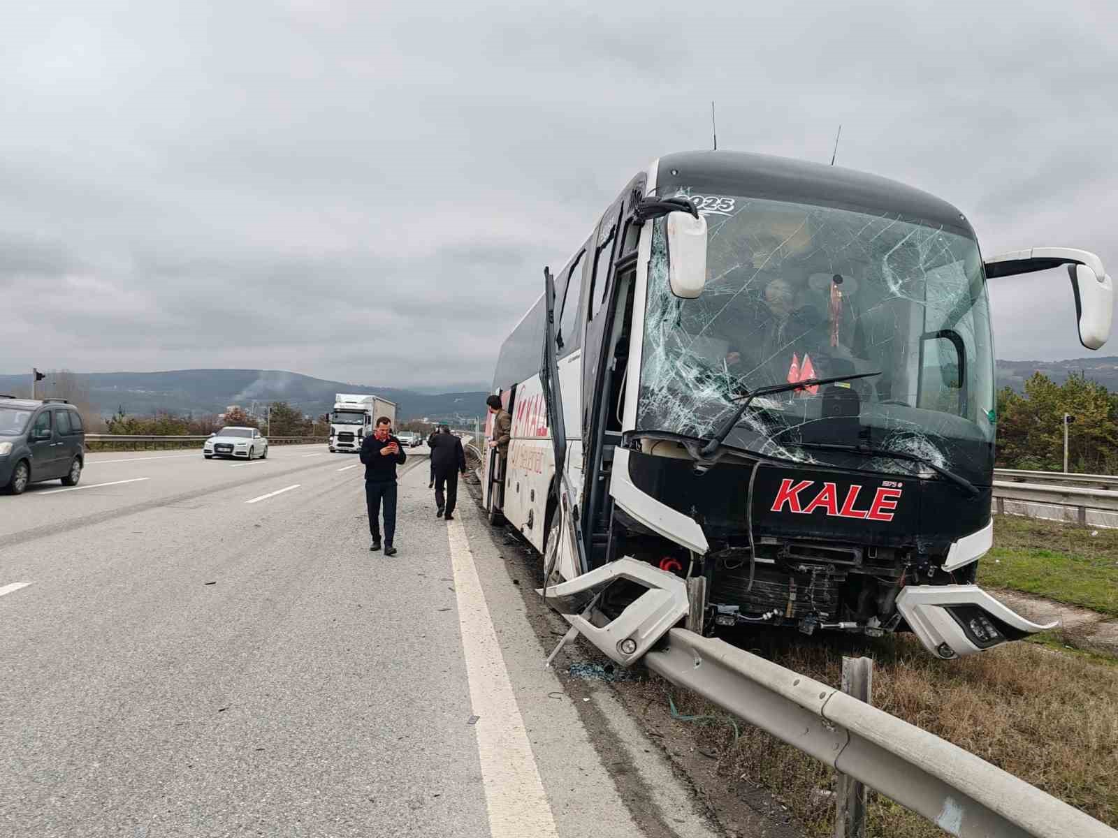 otobus-soforunun-manevrasi-faciayi-onledi-o-anlar-kamerada