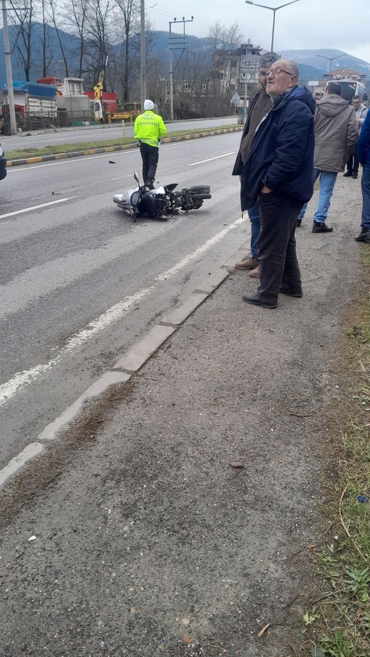 otobusle-carpisan-motosiklet-surucusu-hayatini-kaybetti