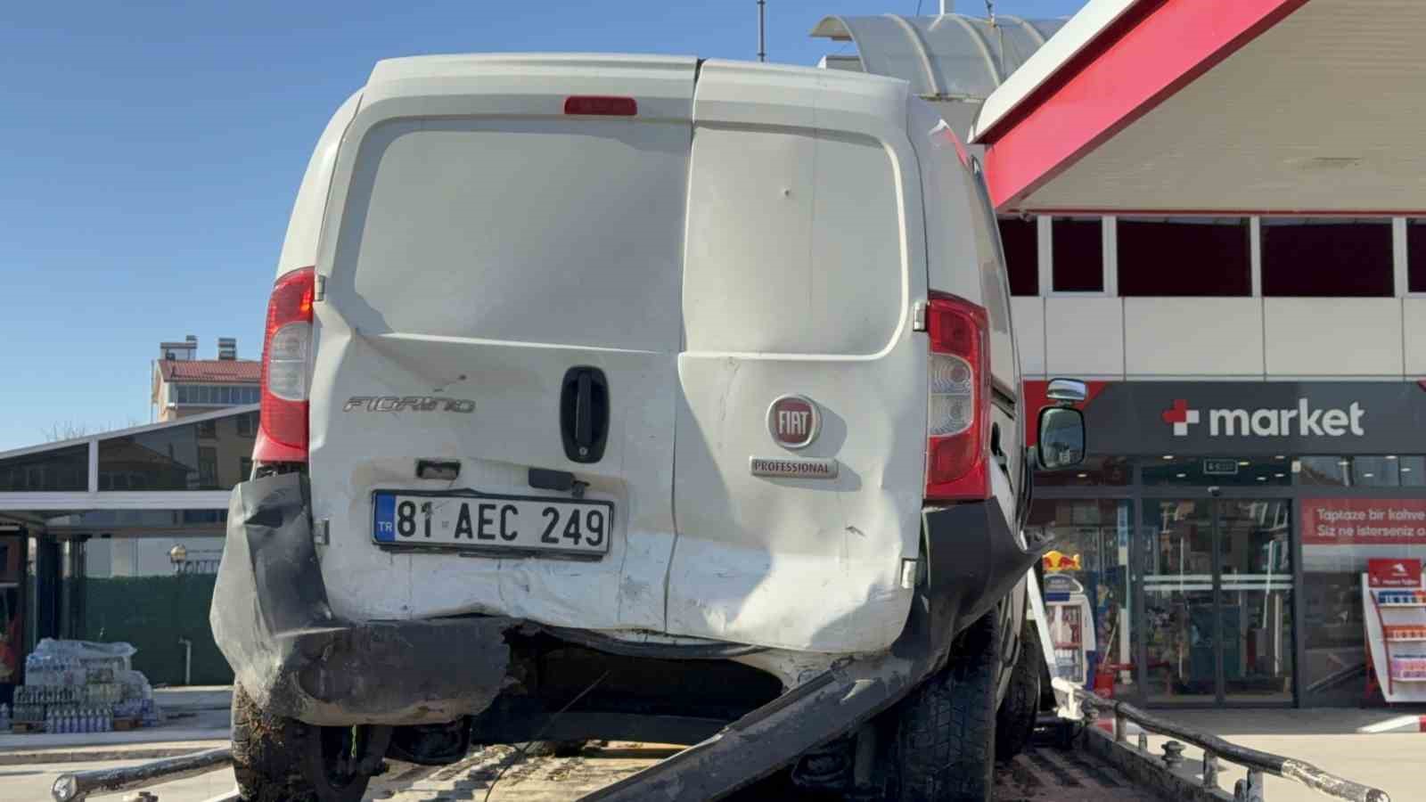 otomobil-hafif-ticari-araca-carpti-4-yarali