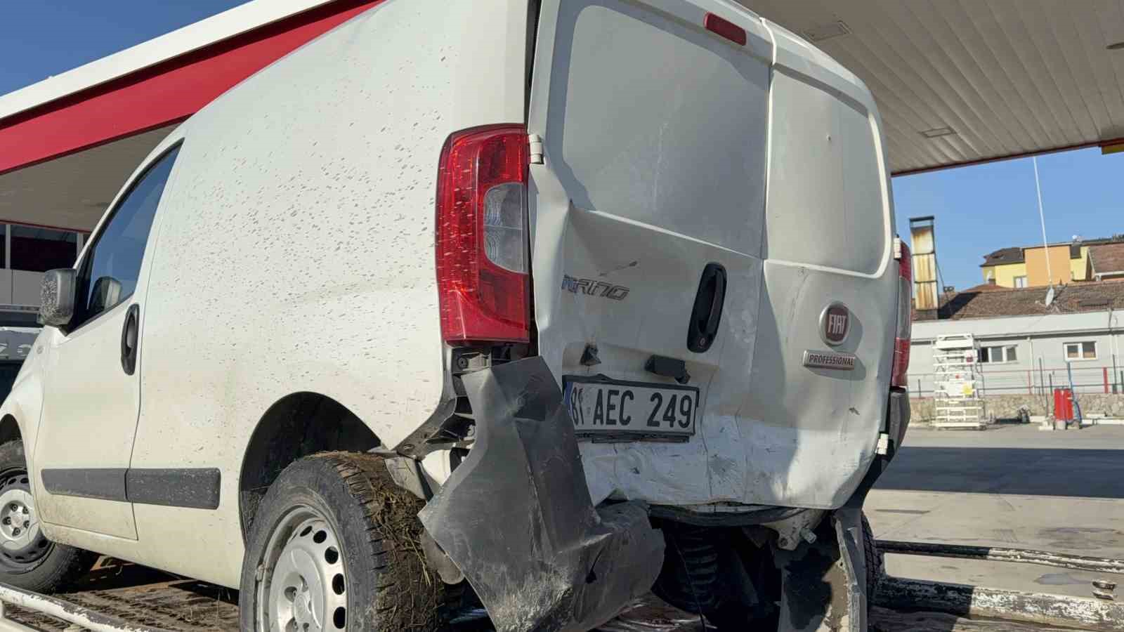 otomobil-hafif-ticari-araca-carpti-4-yarali