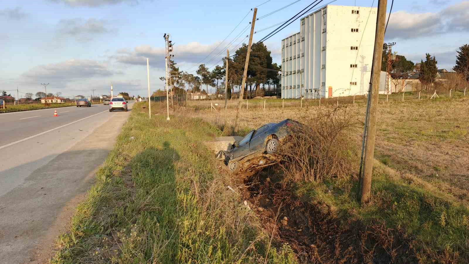 otomobil-su-kanalina-dustu-surucu-yaralandi