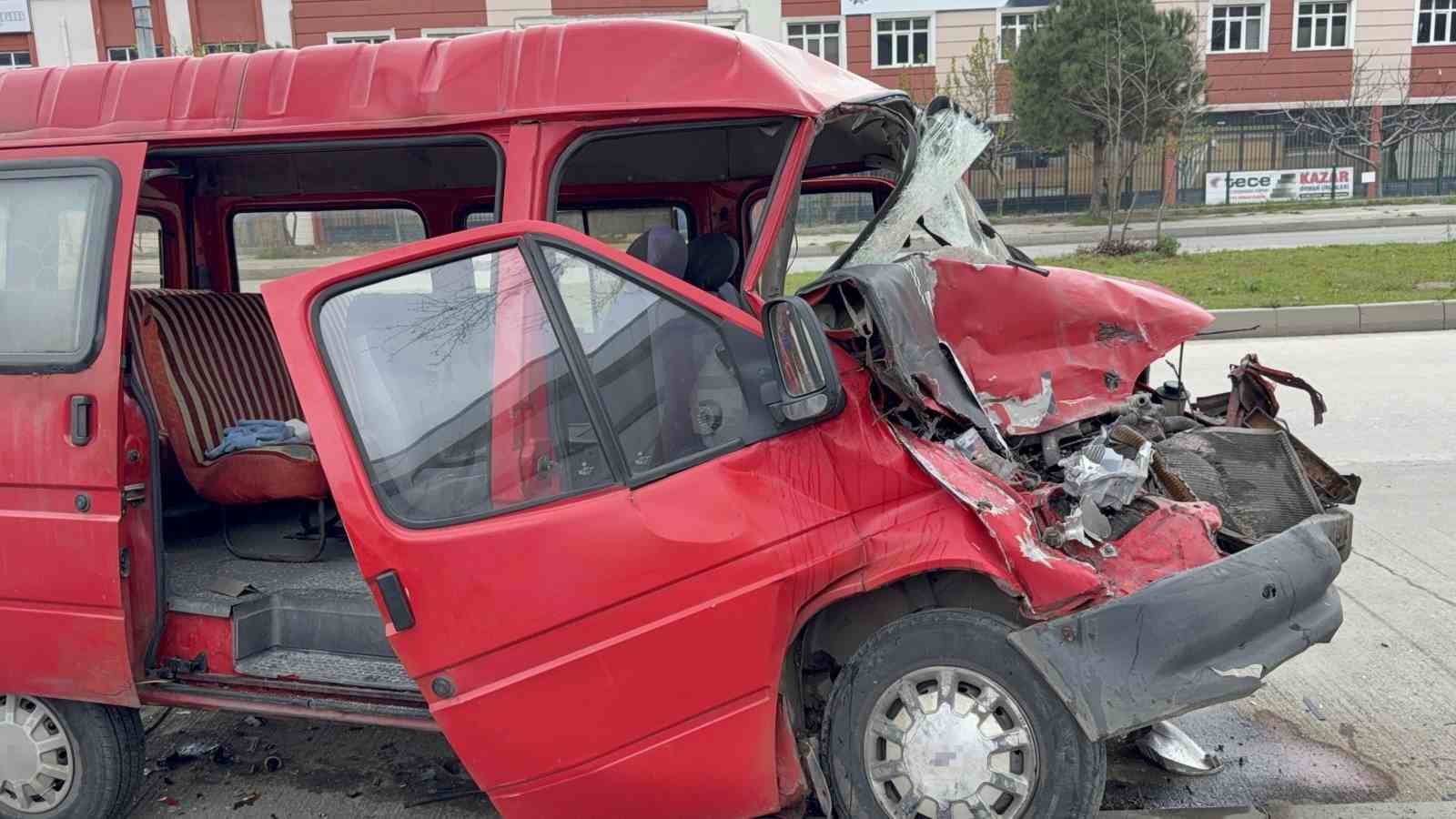 park-halindeki-kamyonete-carpan-minibus-kagit-gibi-ezildi