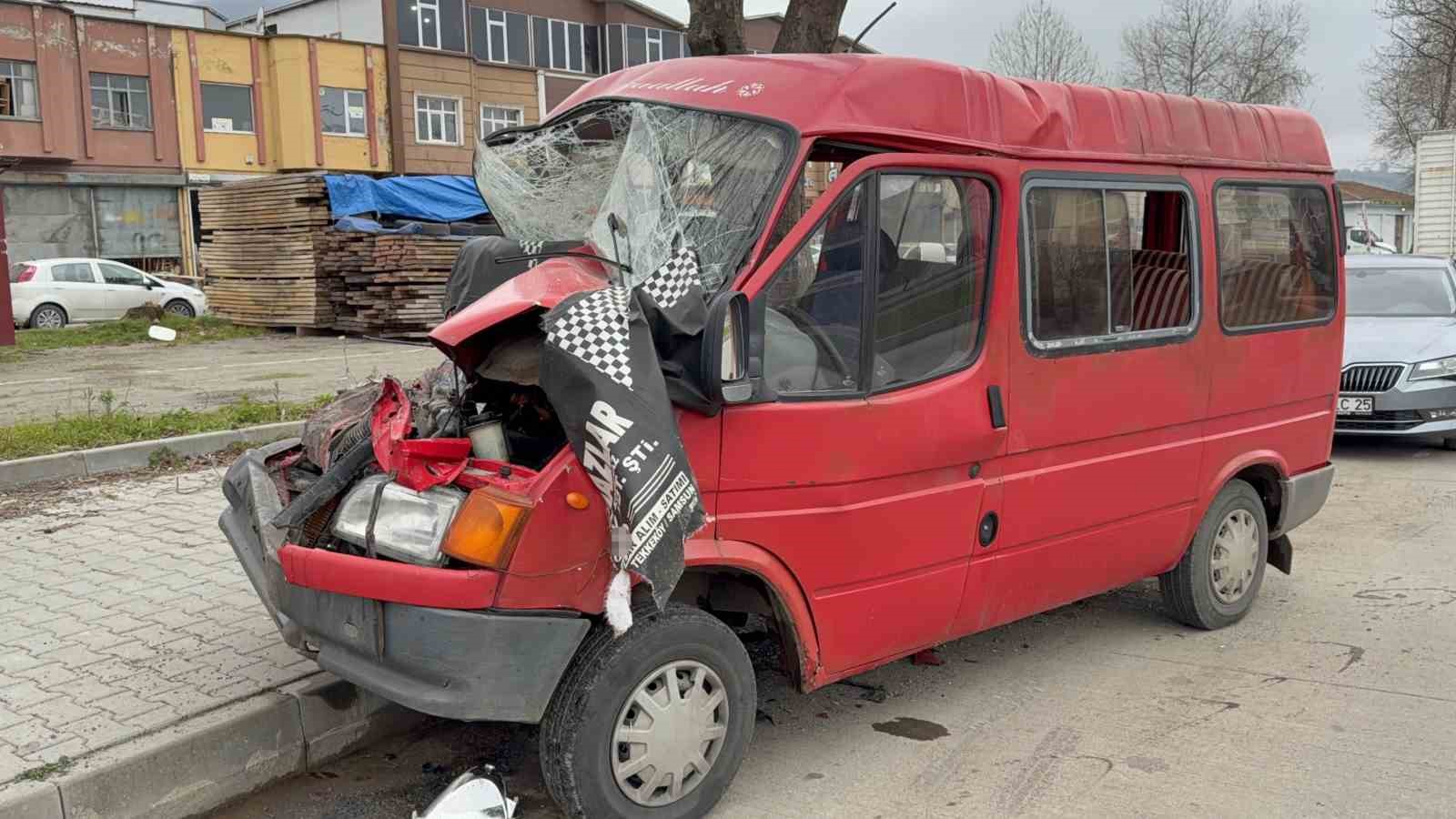 park-halindeki-kamyonete-carpan-minibus-kagit-gibi-ezildi