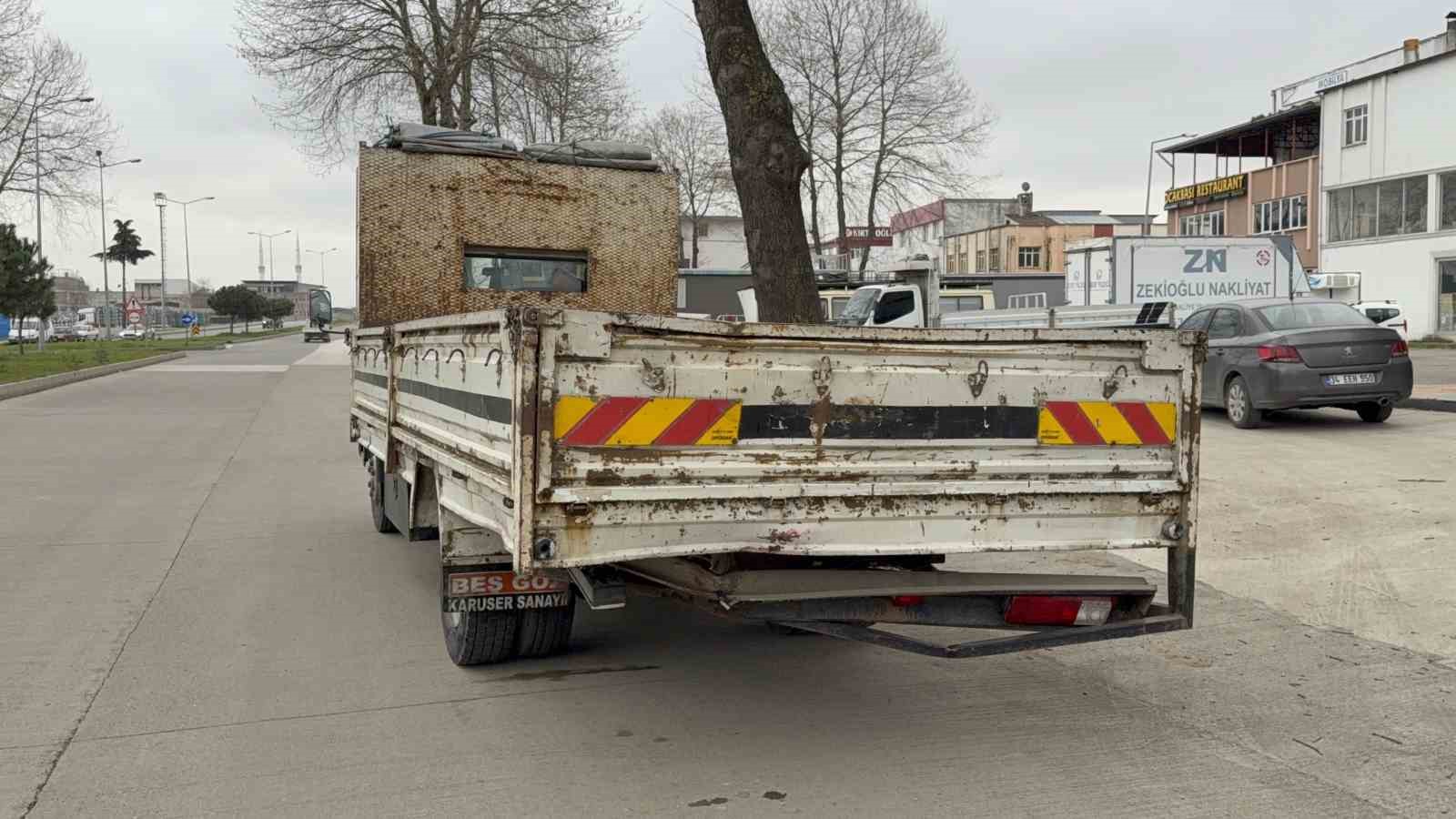 park-halindeki-kamyonete-carpan-minibus-kagit-gibi-ezildi