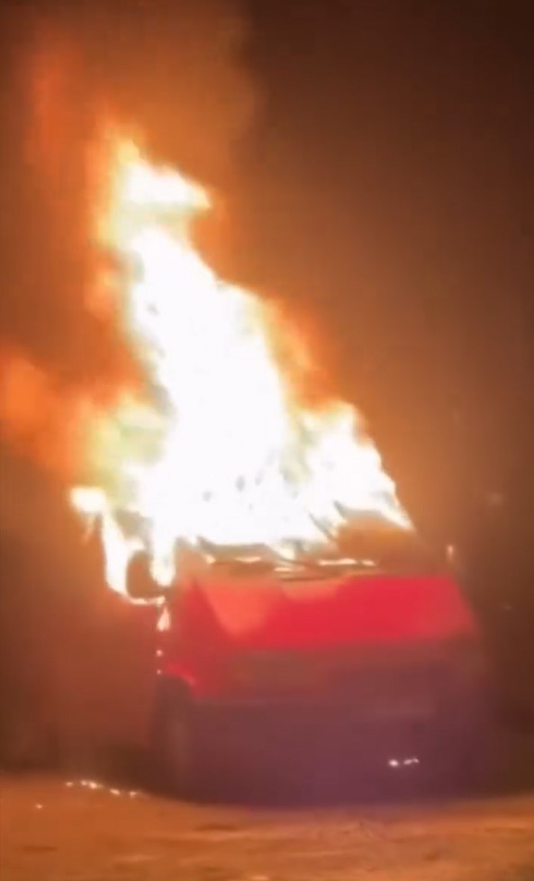 park-halindeki-minibus-alevlere-teslim-oldu