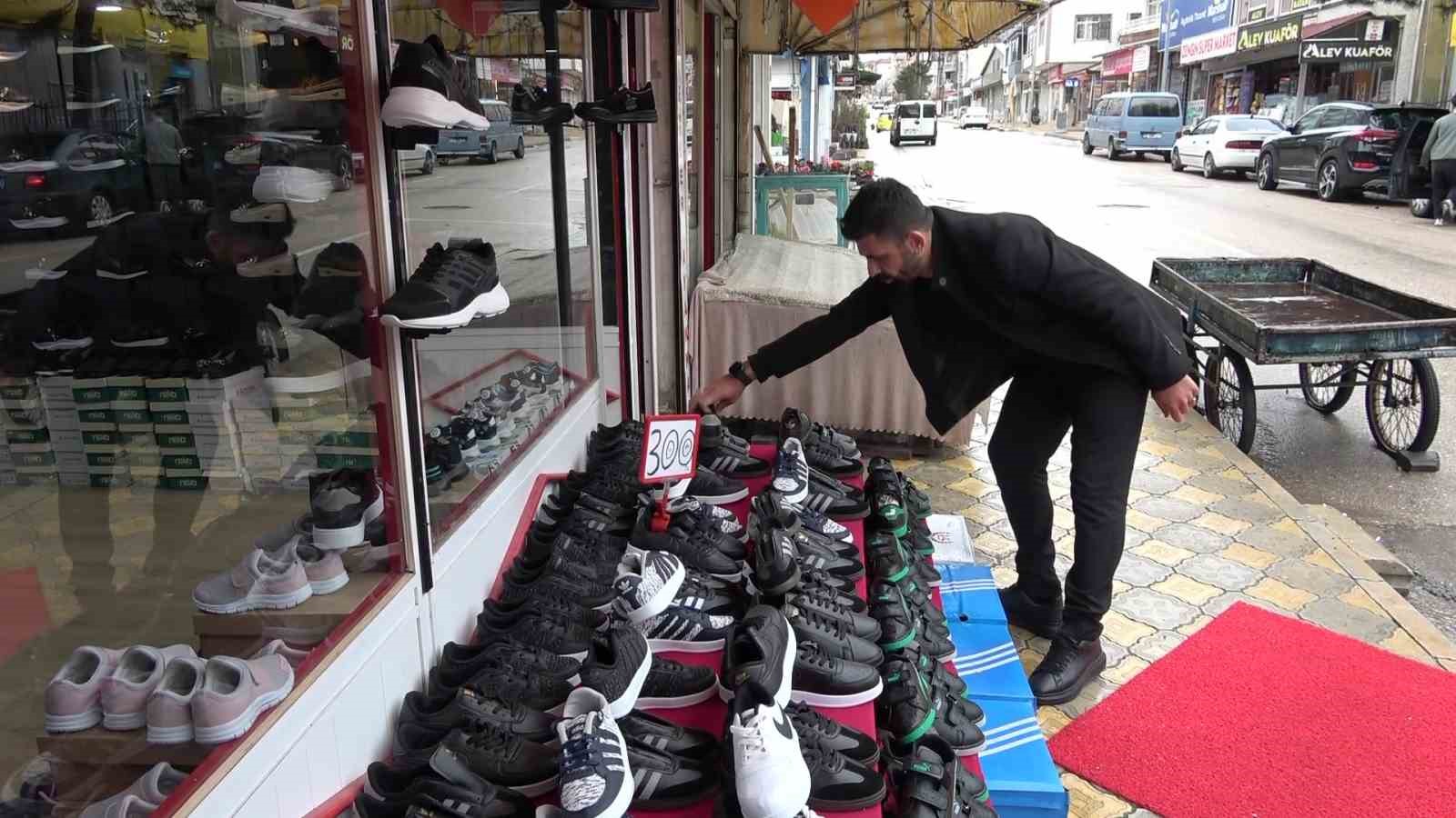 pazarci-esnaf-bedava-bin-cift-ayakkabi-dagitti-halktan-dua-istedi