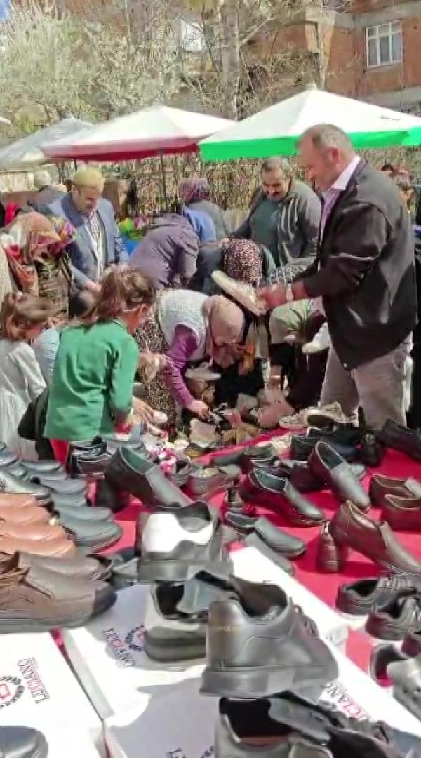 pazarci-esnaf-bedava-bin-cift-ayakkabi-dagitti-halktan-dua-istedi