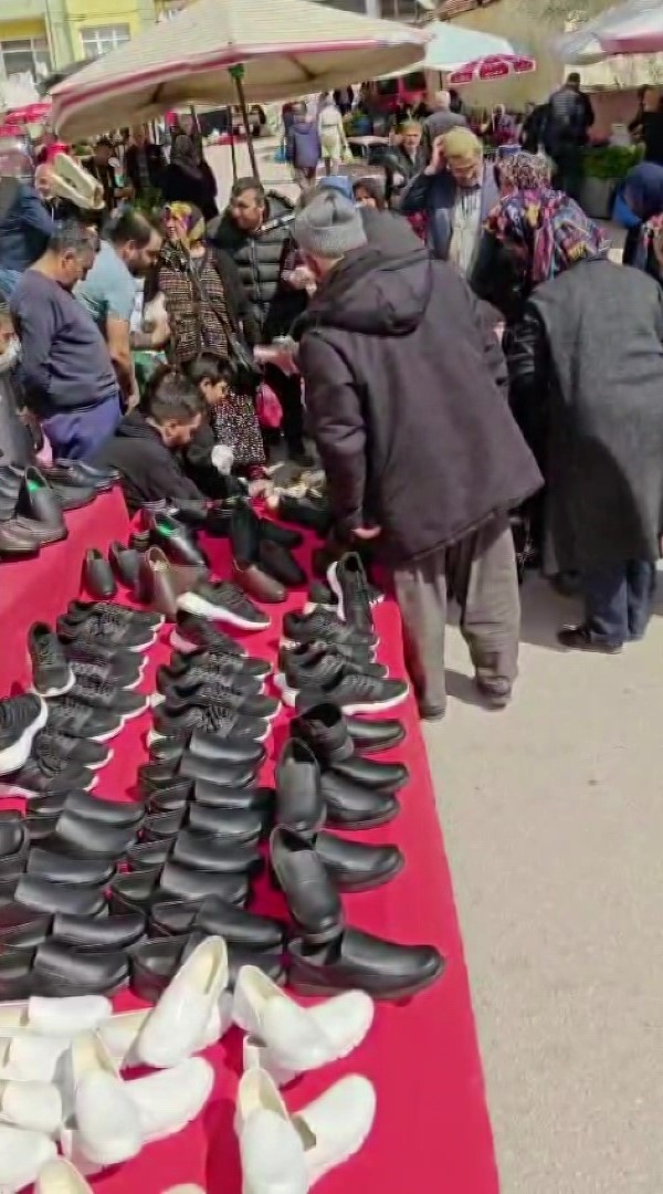pazarci-esnaf-bedava-bin-cift-ayakkabi-dagitti-halktan-dua-istedi
