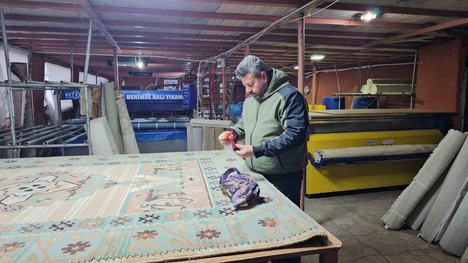 posetten-insanlik-cikti-halinin-arasindaki-altinlar-sahibine-ulastirdi