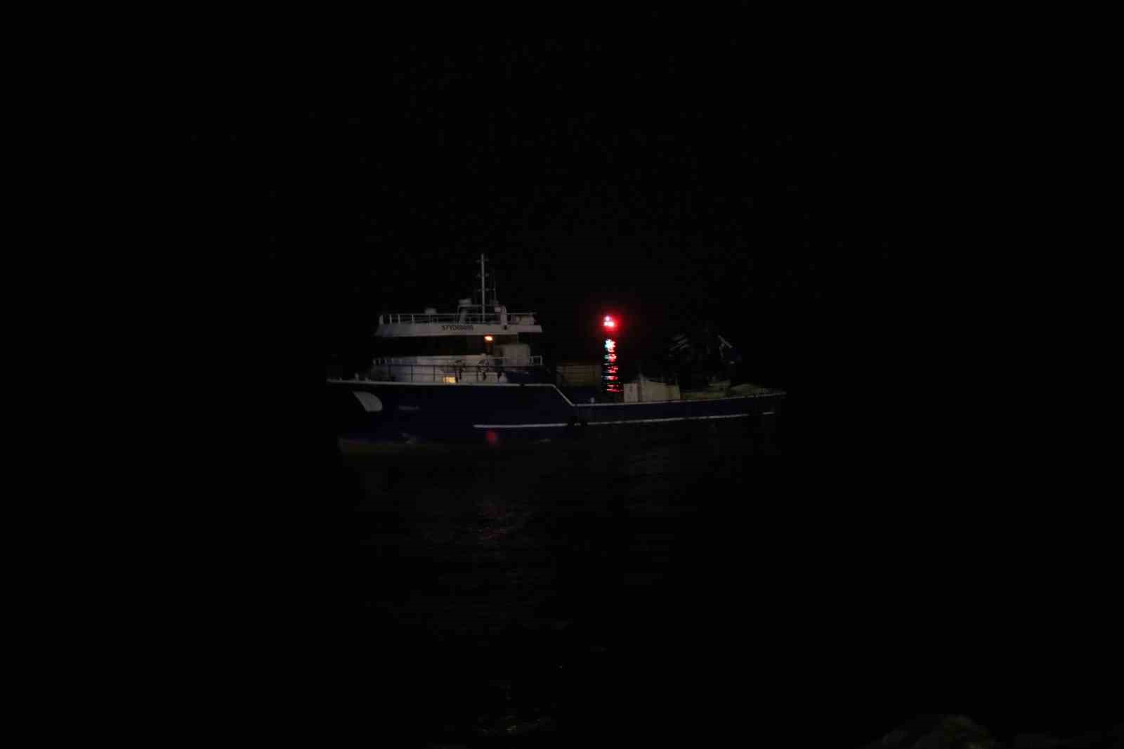 rizede-kafes-balikciliginda-kullanilan-balikci-motoru-karaya-oturdu