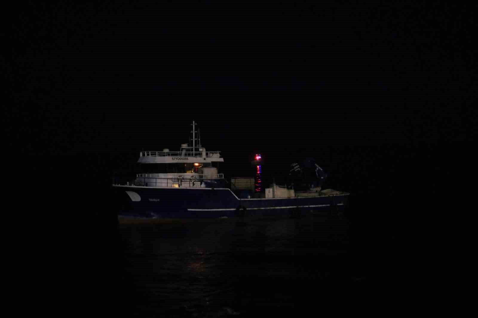 rizede-kafes-balikciliginda-kullanilan-balikci-motoru-karaya-oturdu