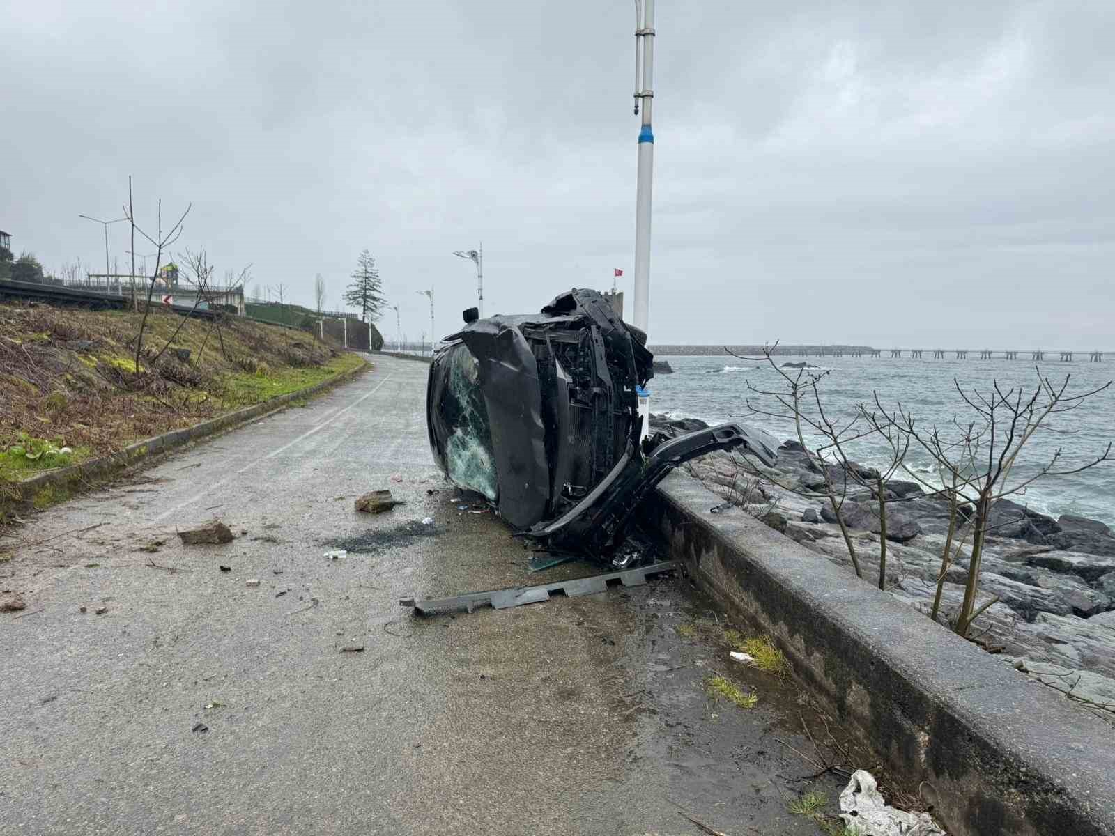 rizede-takla-atan-otomobil-beton-bariyere-carparak-denize-ucmaktan-kurtuldu