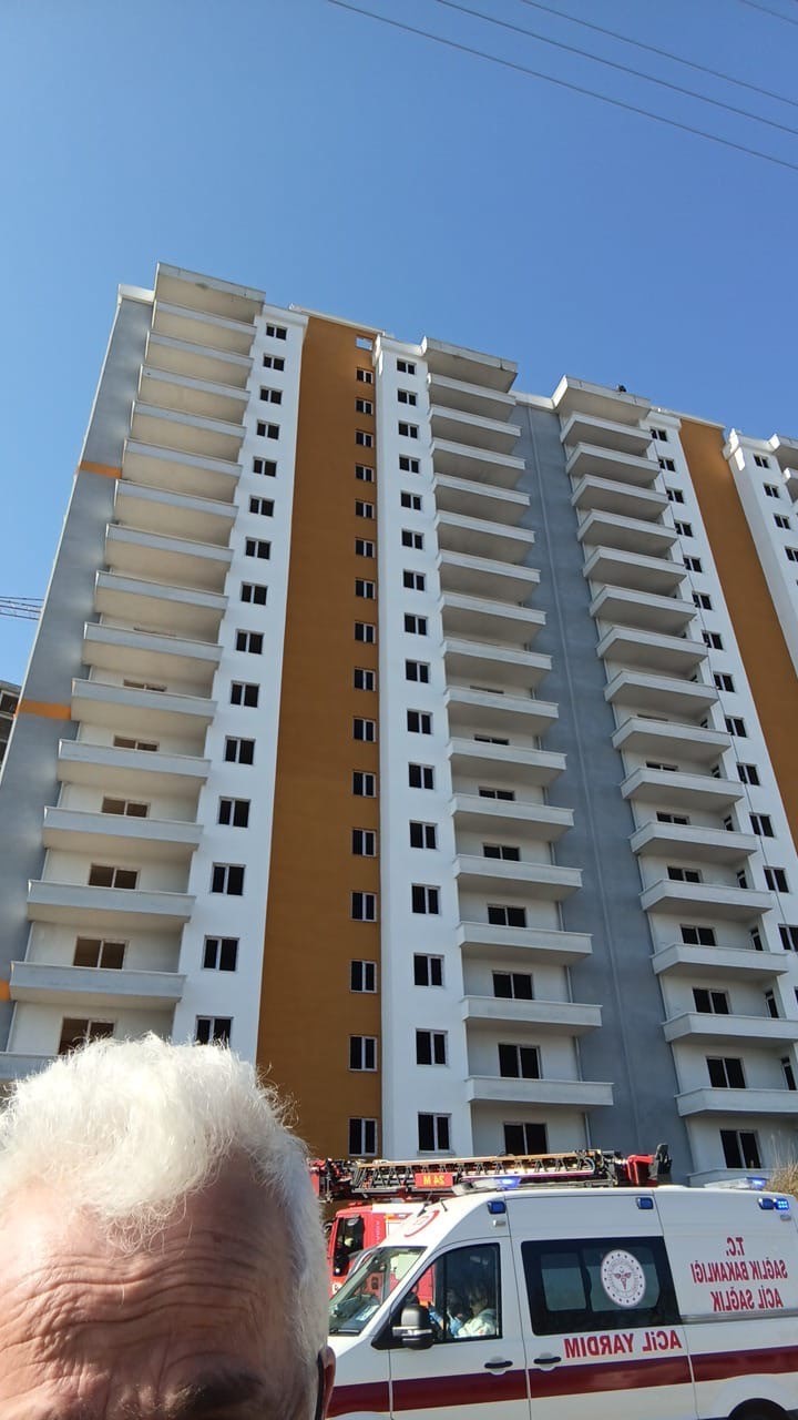 samsunda-20-katli-binaya-cikan-genci-polis-ikna-etti