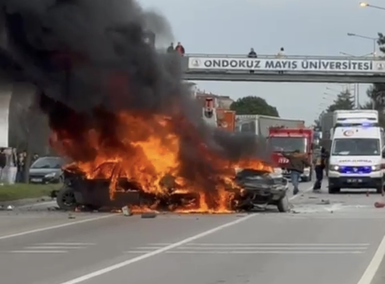 samsunda-5-aracli-zincirleme-kaza-3-otomobil-alev-alev-yandi-4-yarali