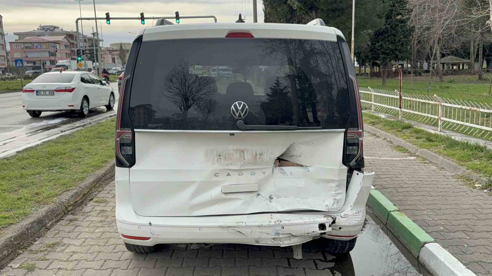 samsunda-5-aracli-zincirleme-kaza-3-otomobil-alev-alev-yandi-4-yarali