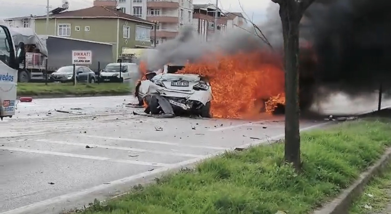 samsunda-5-aracli-zincirleme-kaza-3-otomobil-alev-alev-yandi-4-yarali