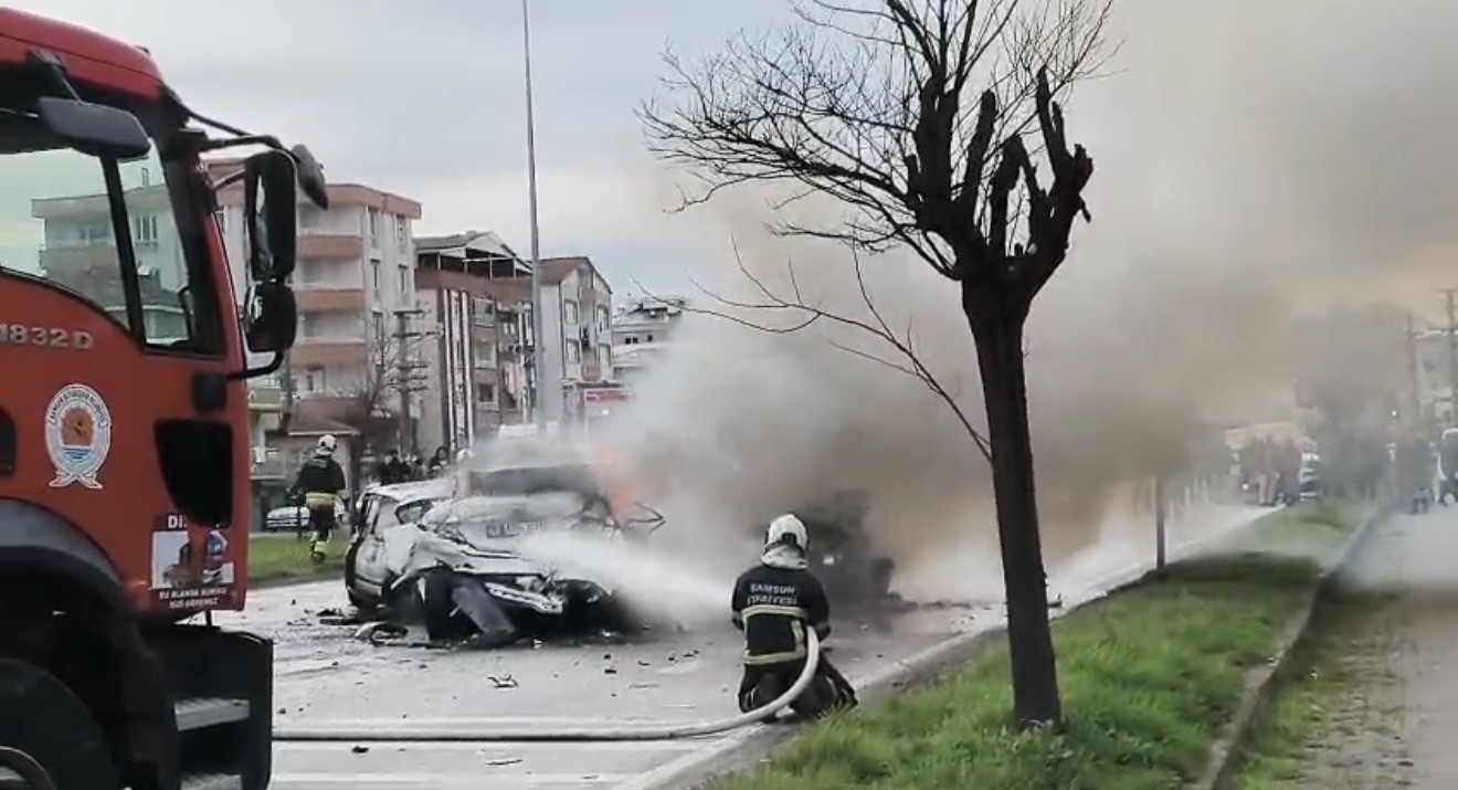 samsunda-5-aracli-zincirleme-kaza-3-otomobil-alev-alev-yandi-4-yarali