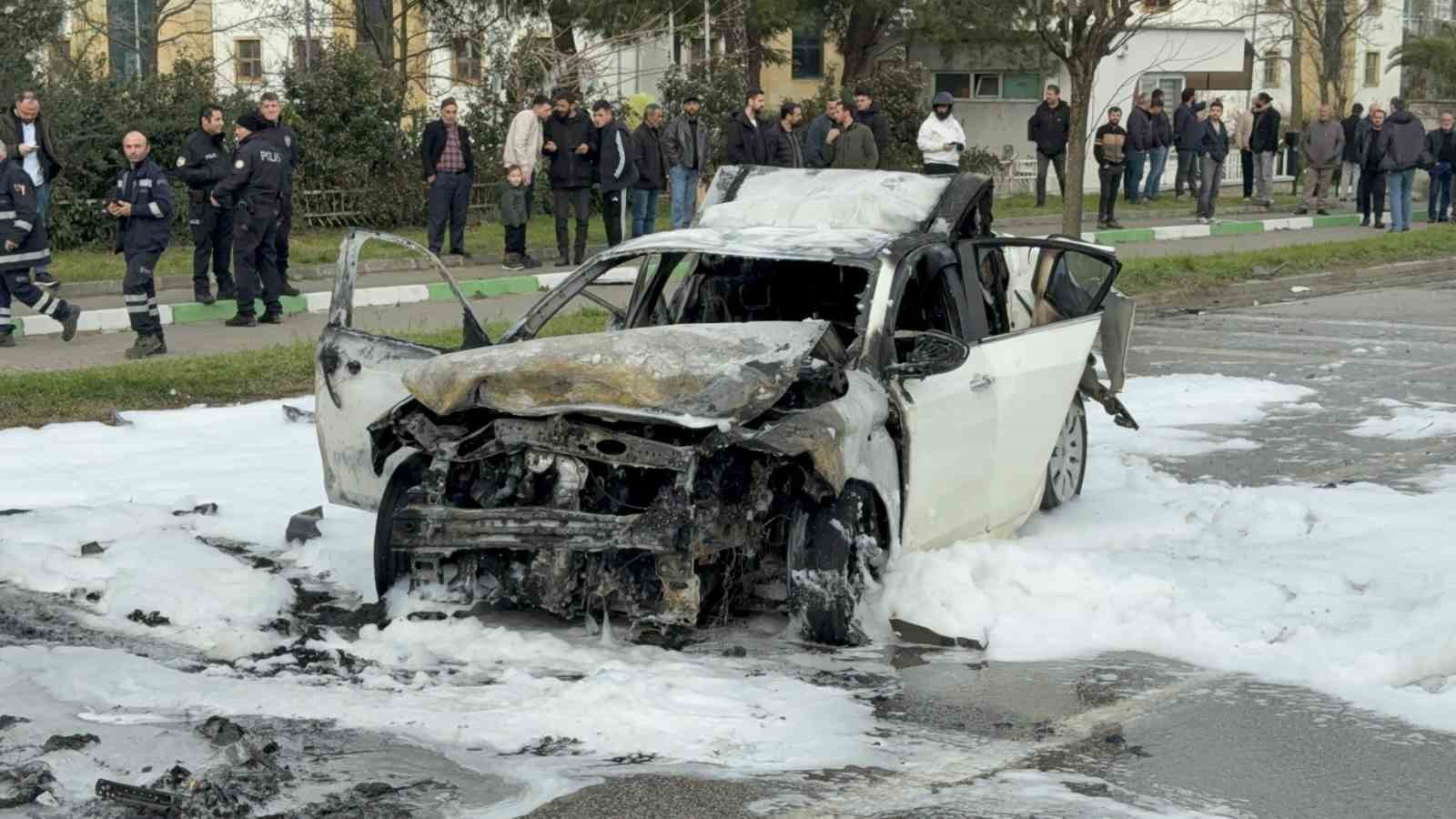 samsunda-5-aracli-zincirleme-kaza-3-otomobil-alev-alev-yandi-4-yarali