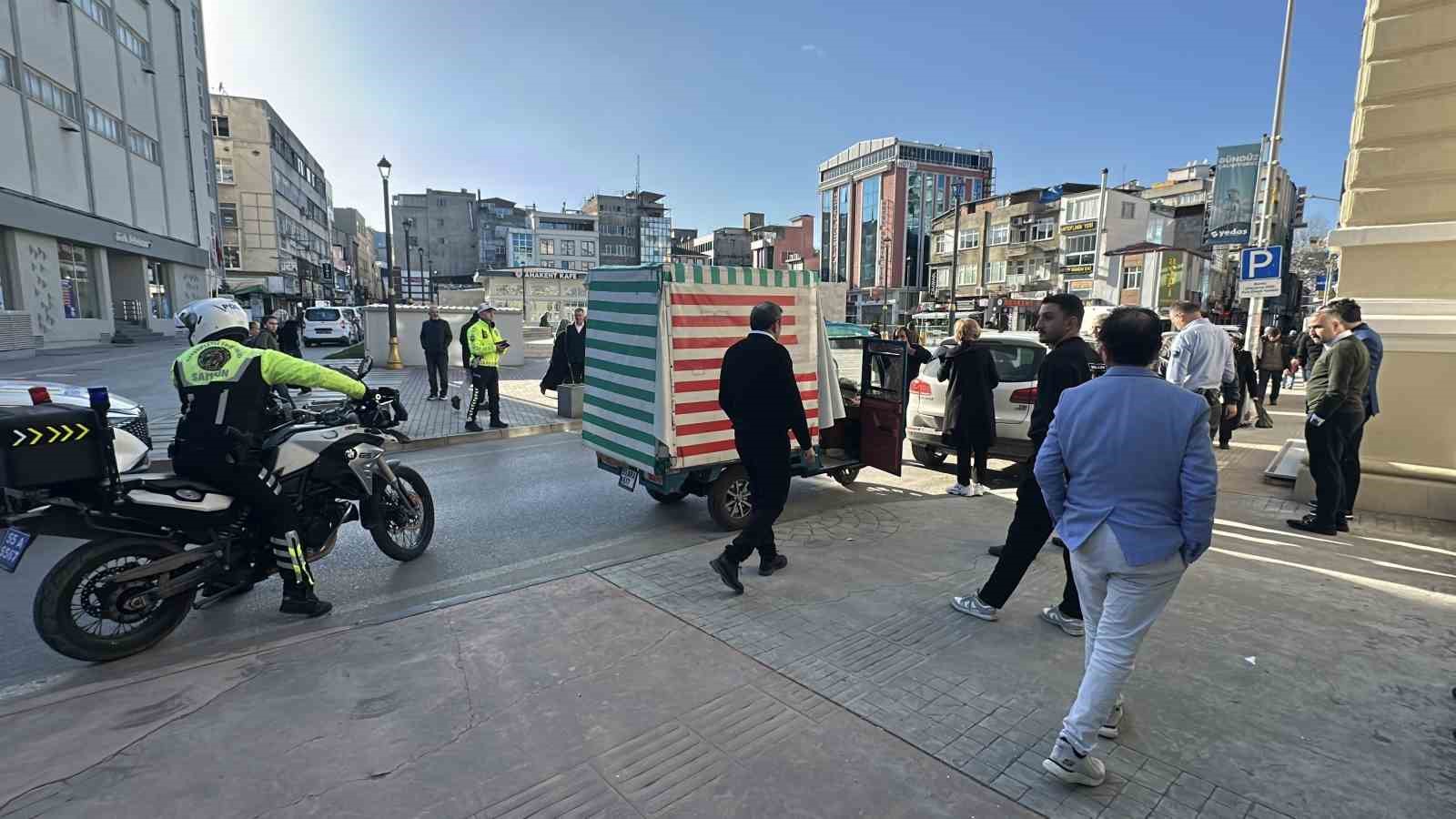 samsunda-elektrikli-motor-park-halindeki-araca-carpti-1-yarali