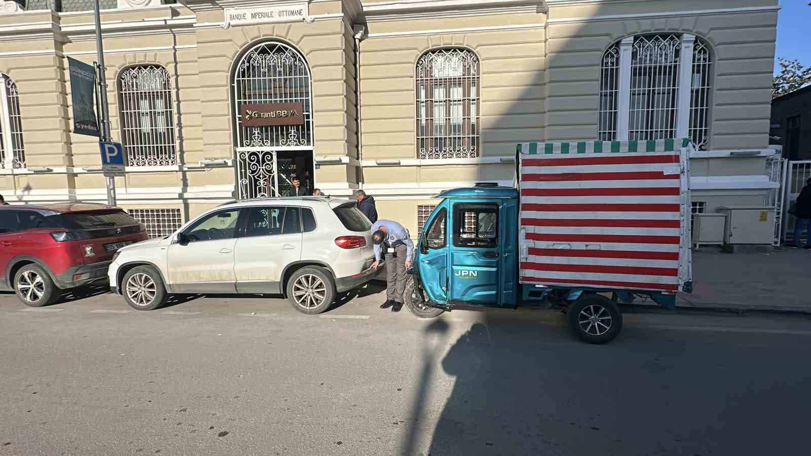 samsunda-elektrikli-motor-park-halindeki-araca-carpti-1-yarali