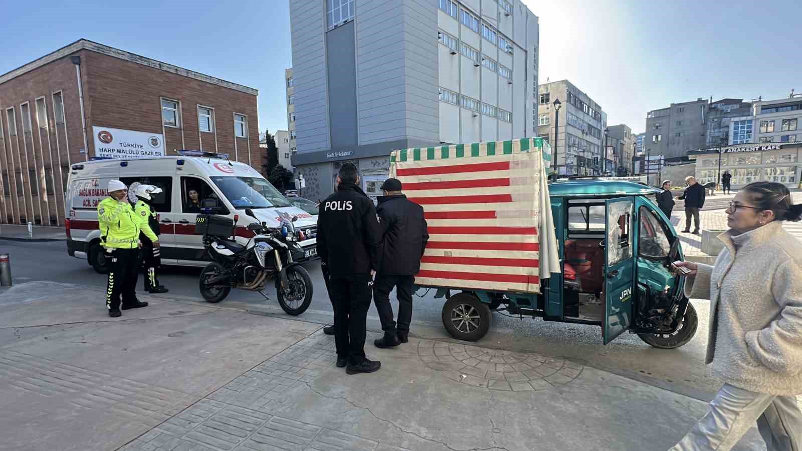 samsunda-elektrikli-motor-park-halindeki-araca-carpti-1-yarali