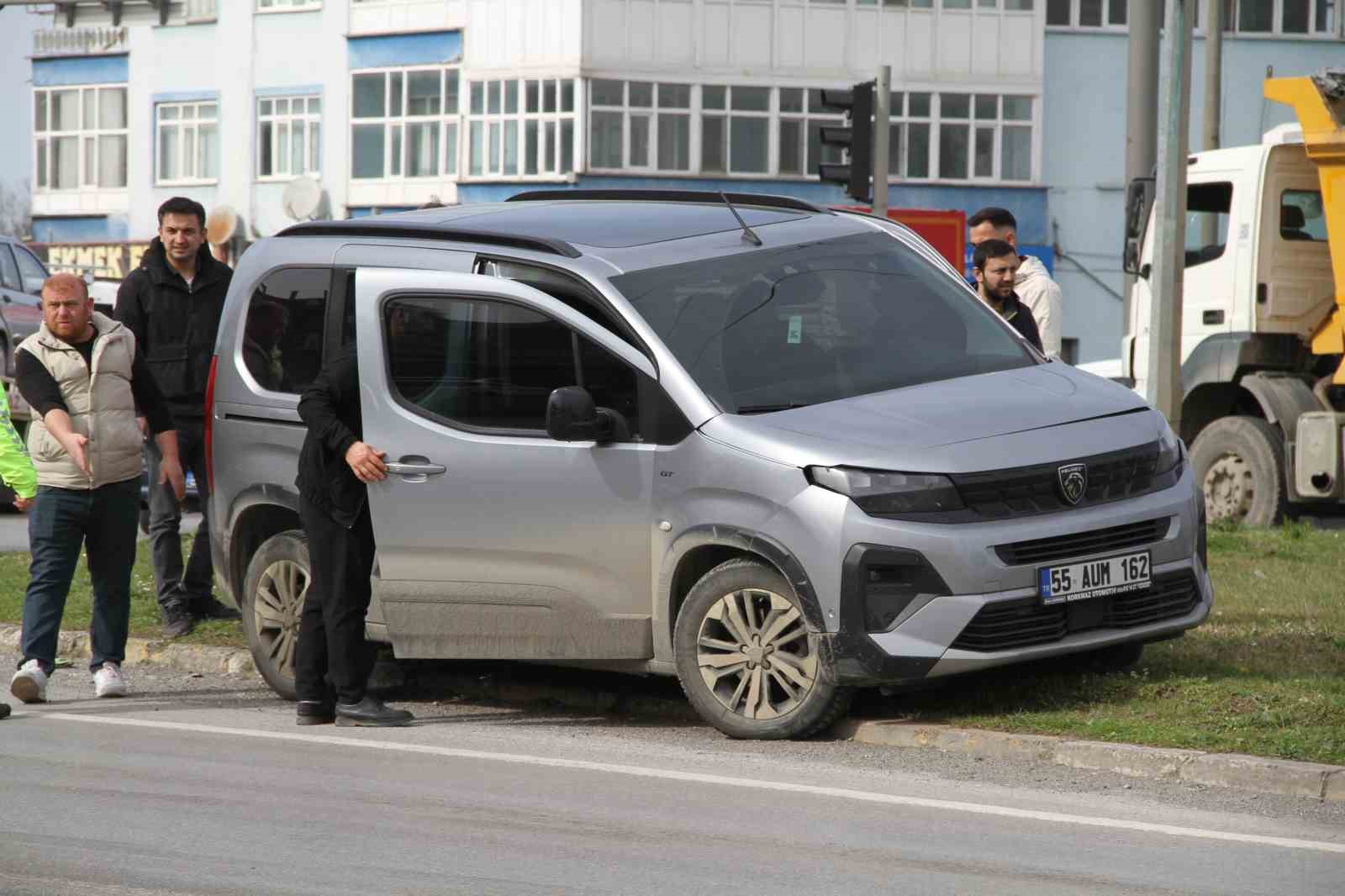 samsunda-kirmizi-isik-ihlali-kazaya-yol-acti-3-yarali