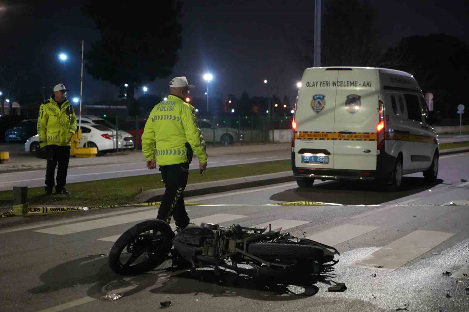 samsunda-minibus-motosikletle-carpisti-1-olu-1-yarali