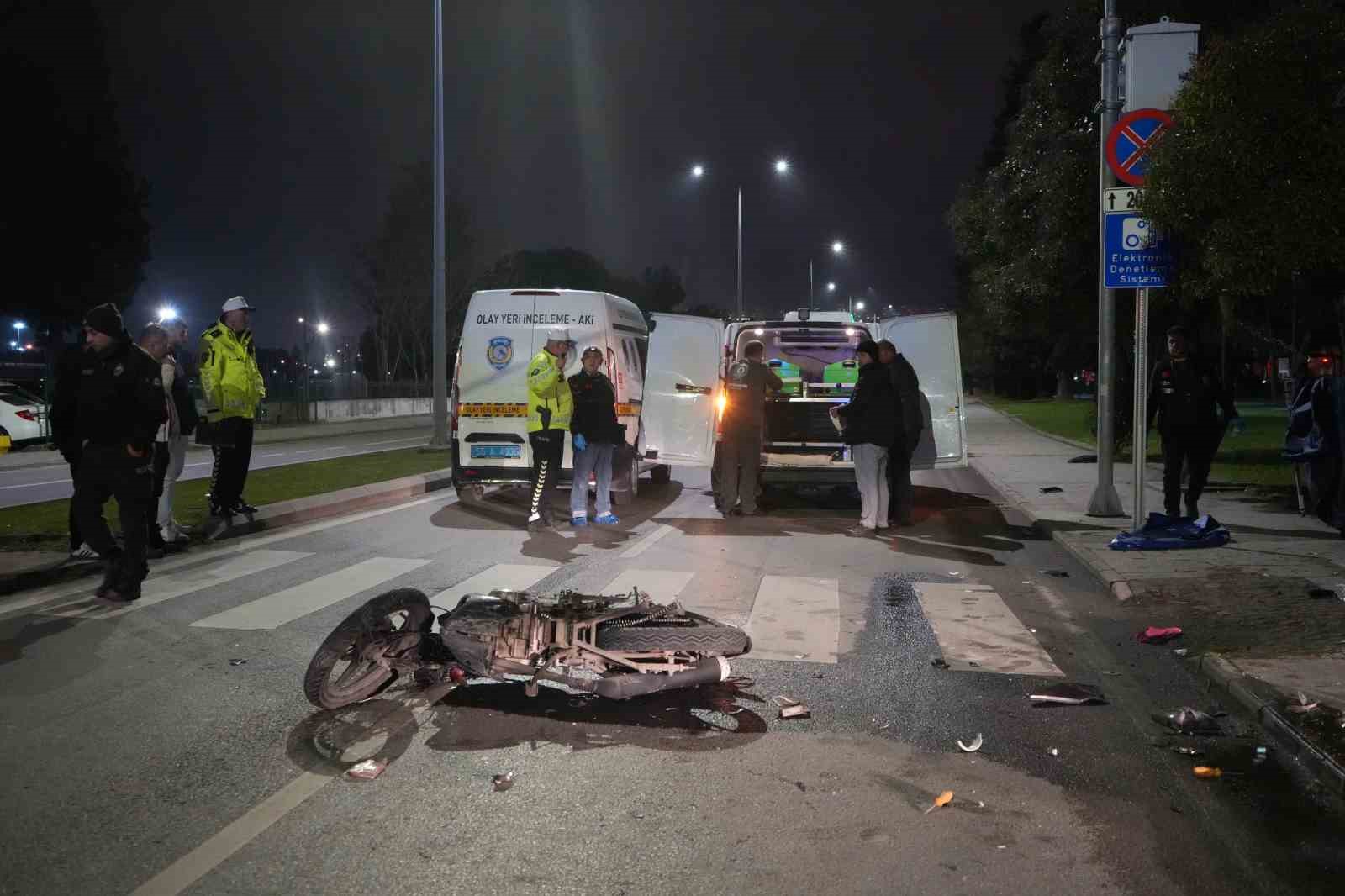 samsunda-minibus-motosikletle-carpisti-1-olu-1-yarali