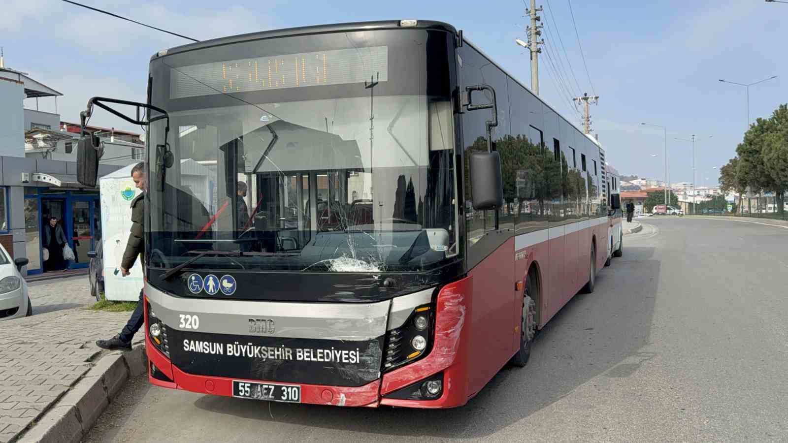 samsunda-otobus-ile-otomobil-kavsakta-carpisti-9-yarali