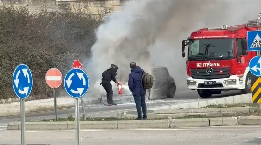 samsunda-otomobil-alevlere-teslim-oldu